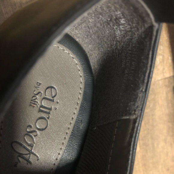 Black leather ankle booties with ruched/ folded design by Sofft size 6.5 - Picture 3 of 4